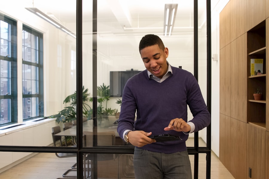 Pracownik z tabletem